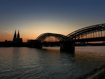 Foto Kölner Dom hinter der Hohenzollernbrücke