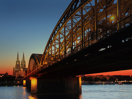 Foto Kölner Dom hinter der Hohenzollernbrücke - Köln