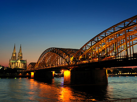 Fotos Kölner Dom hinter der Hohenzollernbrücke | Köln