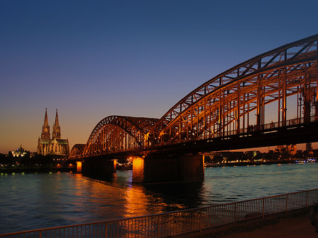 Kölner Dom hinter der Hohenzollernbrücke Foto 