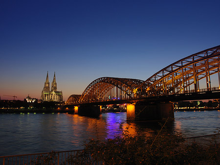 Foto Kölner Dom hinter der Hohenzollernbrücke