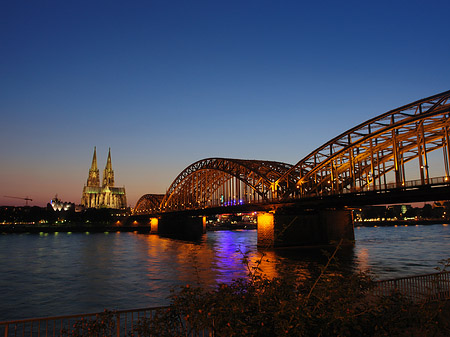 Kölner Dom hinter der Hohenzollernbrücke Foto 