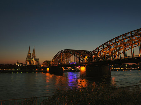 Kölner Dom hinter der Hohenzollernbrücke