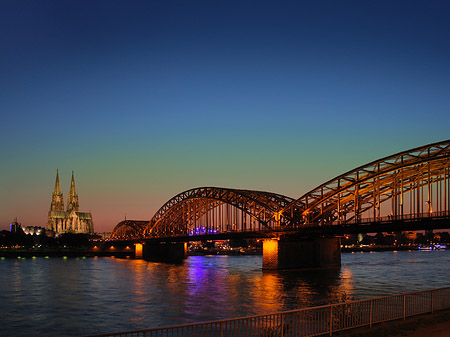 Kölner Dom hinter der Hohenzollernbrücke