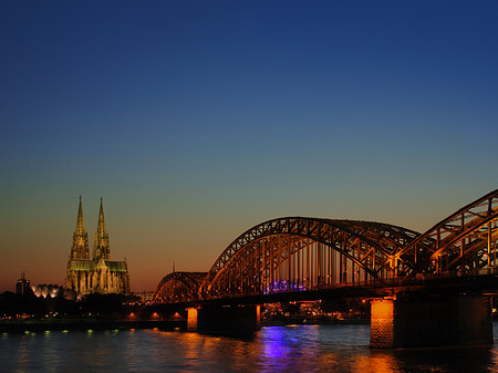 Foto Kölner Dom hinter der Hohenzollernbrücke - Köln