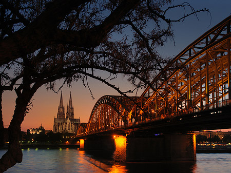 Kölner Dom hinter der Hohenzollernbrücke