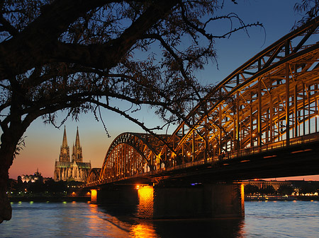 Kölner Dom hinter der Hohenzollernbrücke