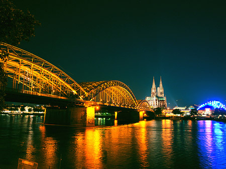 Foto Blick auf musical-dome und Kölner Dom - Köln