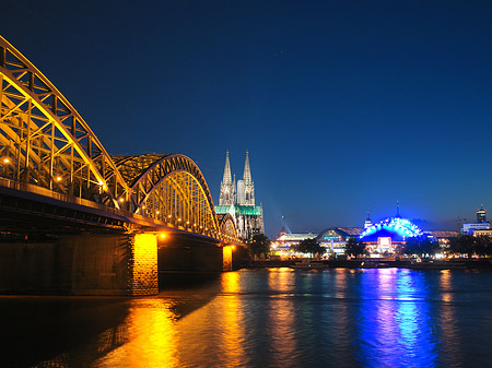 Blick auf musical-dome und Kölner Dom Fotos