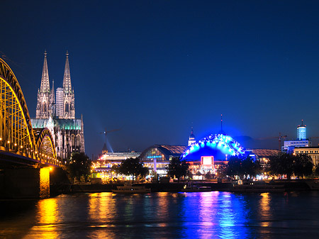 Foto Blick auf musical-dome und Kölner Dom - Köln