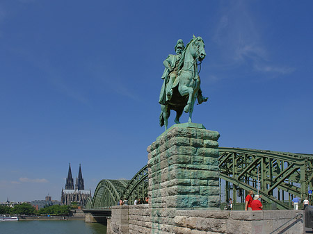 Foto Reiterstatue vor dem Kölner Dom - Köln