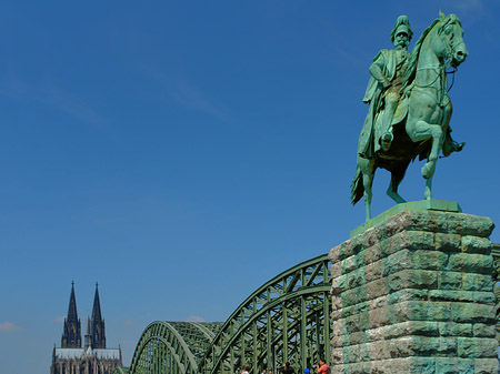 Reiterstatue vor dem Kölner Dom Foto 