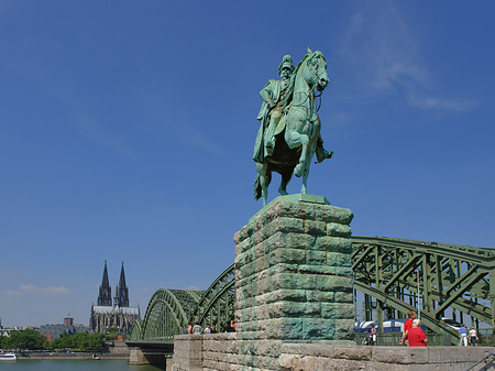 Fotos Reiterstatue vor dem Kölner Dom