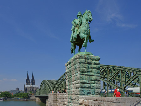 Reiterstatue vor dem Kölner Dom Foto 