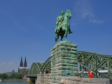 Fotos Reiterstatue vor dem Kölner Dom