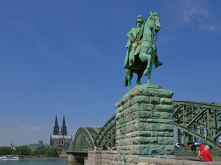 Fotos Reiterstatue vor dem Kölner Dom