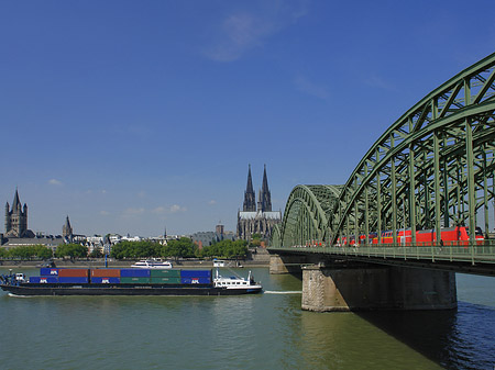 Fotos Schiff unter der Hohenzollernbrücke | Köln