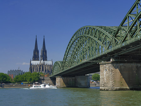 Fotos Schiff unter der Hohenzollernbrücke | Köln