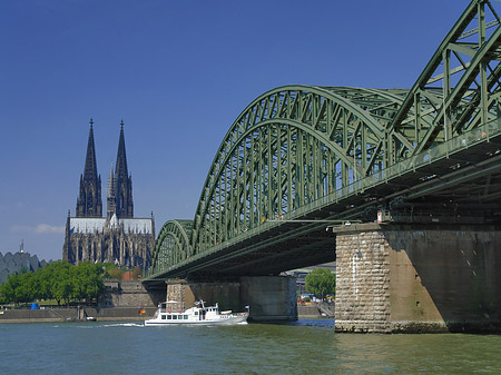 Fotos Schiff unter der Hohenzollernbrücke