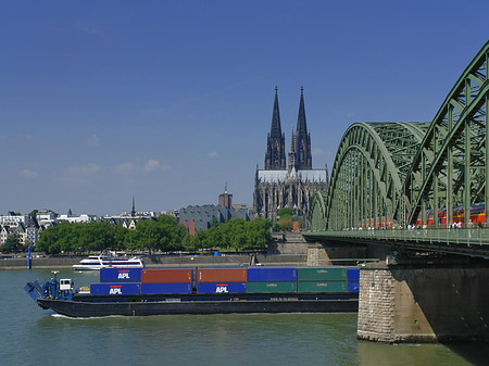 Foto Schiff unter der Hohenzollernbrücke - Köln