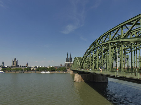 Fotos Schiff unter der Hohenzollernbrücke