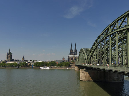 Foto Schiff unter der Hohenzollernbrücke