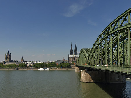 Schiff unter der Hohenzollernbrücke Foto 