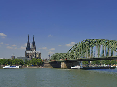 Fotos Schiff unter der Hohenzollernbrücke | Köln