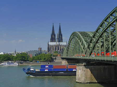 Schiff unter der Hohenzollernbrücke Fotos