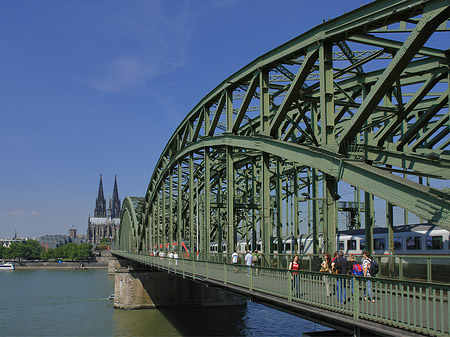 Fotos Zug fährt über die Hohenzollernbrücke