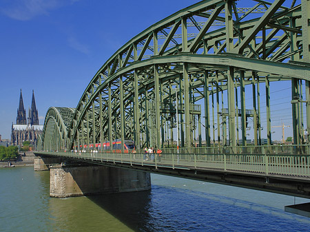 Foto Zug fährt über die Hohenzollernbrücke