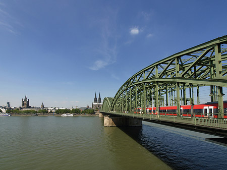 Foto Zug fährt über die Hohenzollernbrücke - Köln