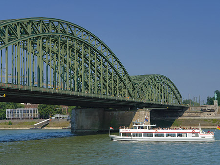 Schiff vor der Hohenzollernbrücke Foto 