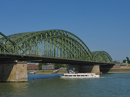 Fotos Schiff vor der Hohenzollernbrücke