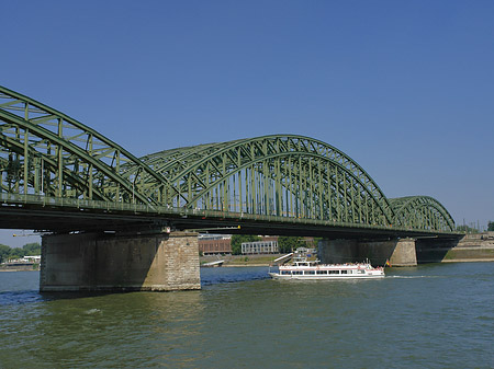 Schiff vor der Hohenzollernbrücke Fotos