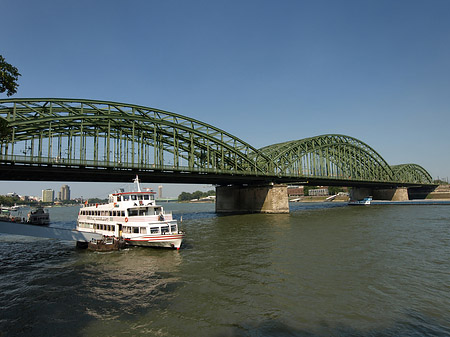 Schiff vor der Hohenzollernbrücke