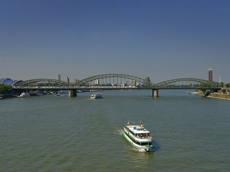 Foto Schiff vor der Hohenzollernbrücke