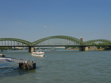 Foto Schiff vor der Hohenzollernbrücke