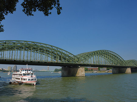 Fotos Schiff vor der Hohenzollernbrücke | Köln