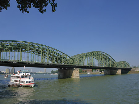 Foto Schiff vor der Hohenzollernbrücke