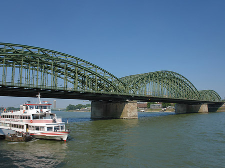 Schiff vor der Hohenzollernbrücke Foto 