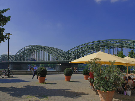 Fotos Sonnenschirme vor der Hohenzollernbrücke | Köln