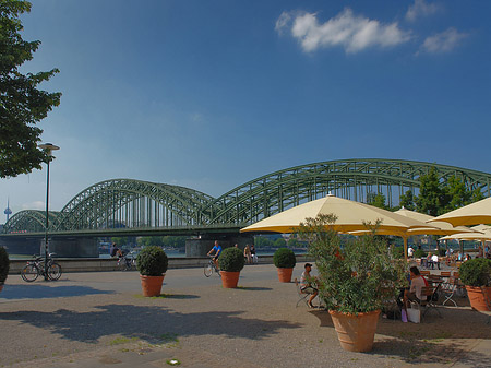 Foto Sonnenschirme vor der Hohenzollernbrücke - Köln