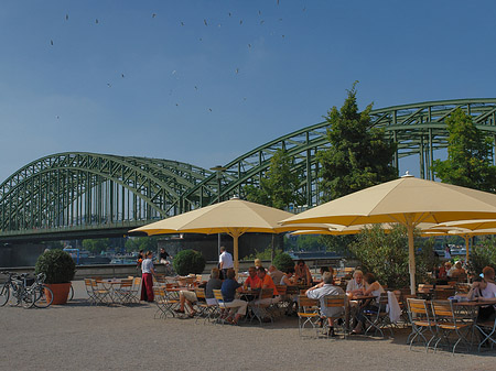 Fotos Sonnenschirme vor der Hohenzollernbrücke