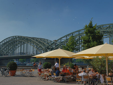 Foto Sonnenschirme vor der Hohenzollernbrücke - Köln