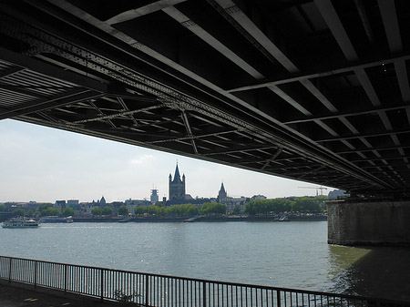 Foto unter der Hohenzollernbrücke - Köln