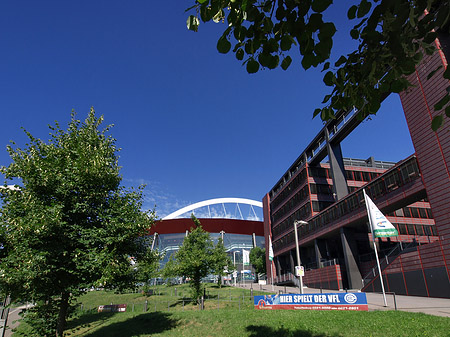 Stadthaus neben Kölnarena