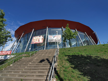 Kölnarena auf der Treppe