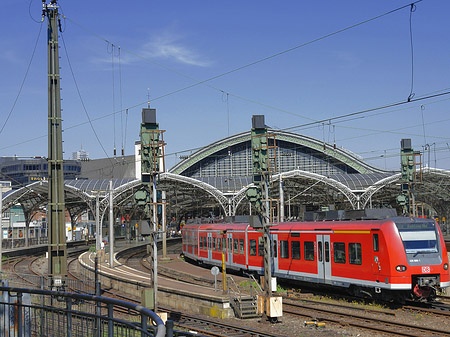 Kölner Bahnhof mit Zug Fotos