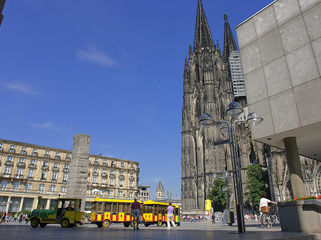 Bimmelbahn fährt zum Kölner Dom Foto 